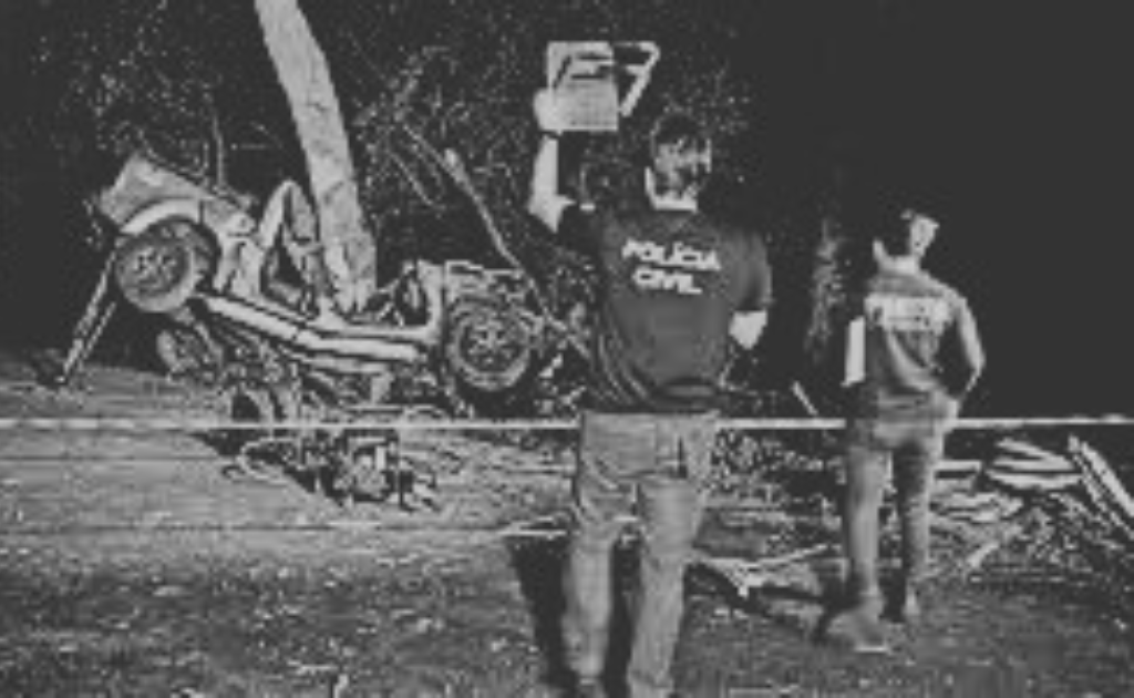 Pai e filho morrem após caminhonete colidir violentamente contra árvore em Santo Antônio, próximo a Campo Grande. Veículo partiu-se ao meio com o impacto.