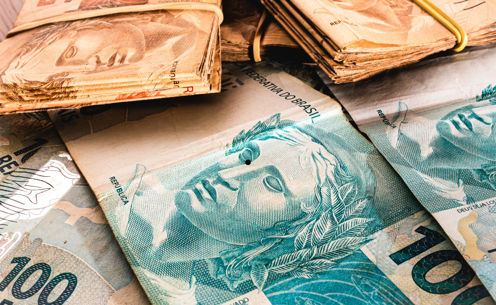 Conheça Maycon Matos, o "Terror do INSS", advogado que recebe 2.000 pedidos de BPC por mês usando estratégias nas redes sociais para explicar quem tem direito ao benefício.
