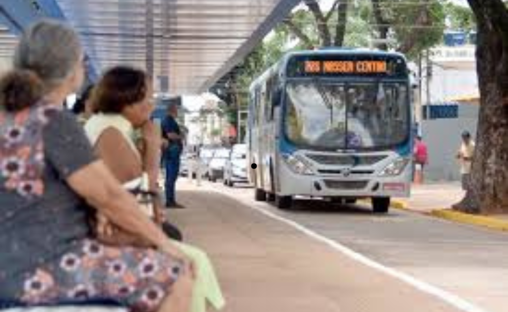 Usuários do transporte coletivo em Campo Grande enfrentam espera de até 1h aos domingos. Ônibus circulam menos lotados, mas com intervalos maiores entre as viagens.