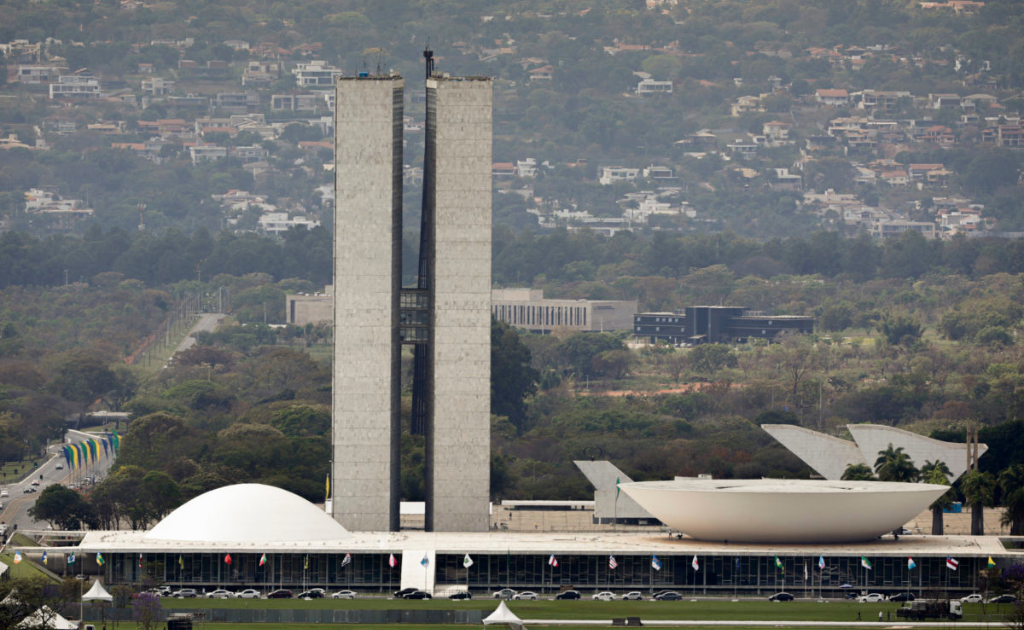 Inadimplência empresarial atinge recorde histórico com 7,3 milhões de CNPJs negativados e dívidas de R$ 170 bilhões. Micro e pequenas empresas são 94% dos casos.
