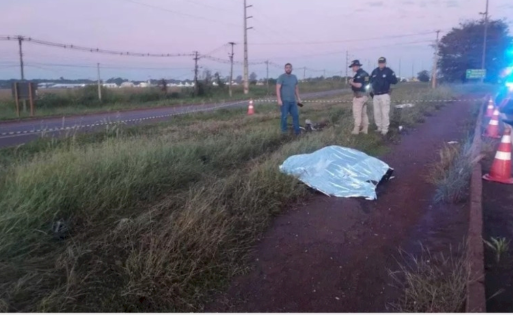 Ciclista venezuelano de 46 anos morre atropelado por micro-ônibus que invadiu ciclovia na BR-163 em Dourados. Motorista fugiu do local sem prestar socorro.