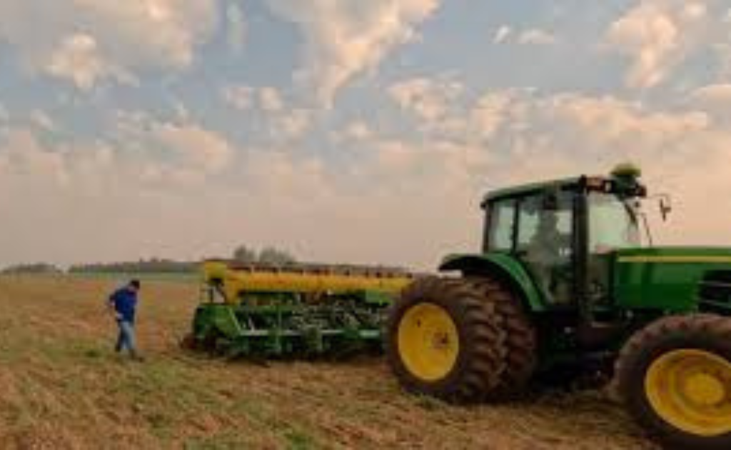 Dívida agrária no RS atinge R$ 73 bilhões devido a crises climáticas desde 2020. Mais de 150 mil famílias de agricultores estão sem acesso a crédito e em situação crítica.