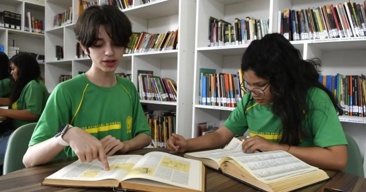Ensino Médio da rede estadual de MS alcança melhor resultado de proficiência da história, impulsionado por investimentos e políticas educacionais do governo.