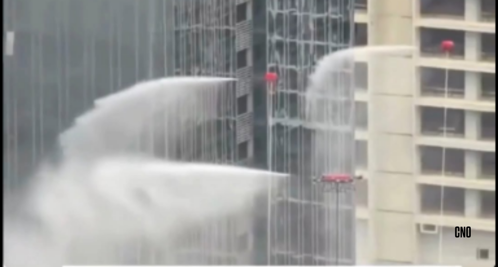 Drones bombeiros controlam incêndio em arranha-céu na China. Shenzhen usa tecnologia avançada com reconhecimento em tempo real e rotas de evacuação.