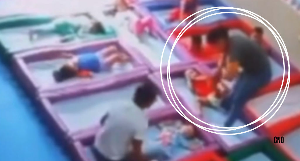 Monitora é demitida por justa causa após agredir crianças de 2 anos em creche de Água Clara-MS. Câmeras flagraram agressões. Polícia investiga.