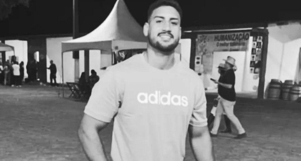 Cowboy mata jovem com canivete após brincadeira com chapéu em show sertanejo na Exposição Agropecuária de Nanuque. Três pessoas ficaram feridas.