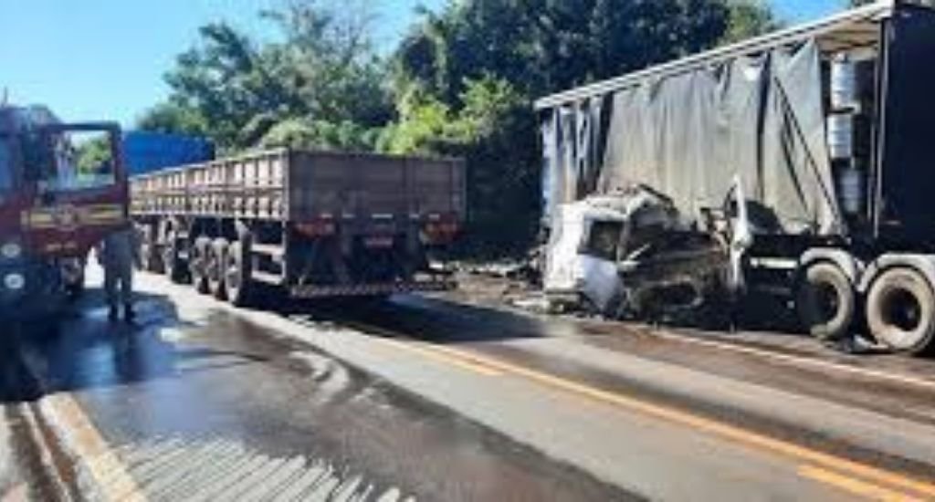 Acidentes na BR-262 geram mortes e revolta em MS. Falta de infraestrutura e manutenção agrava tragédia nas estradas. Entenda o cenário.