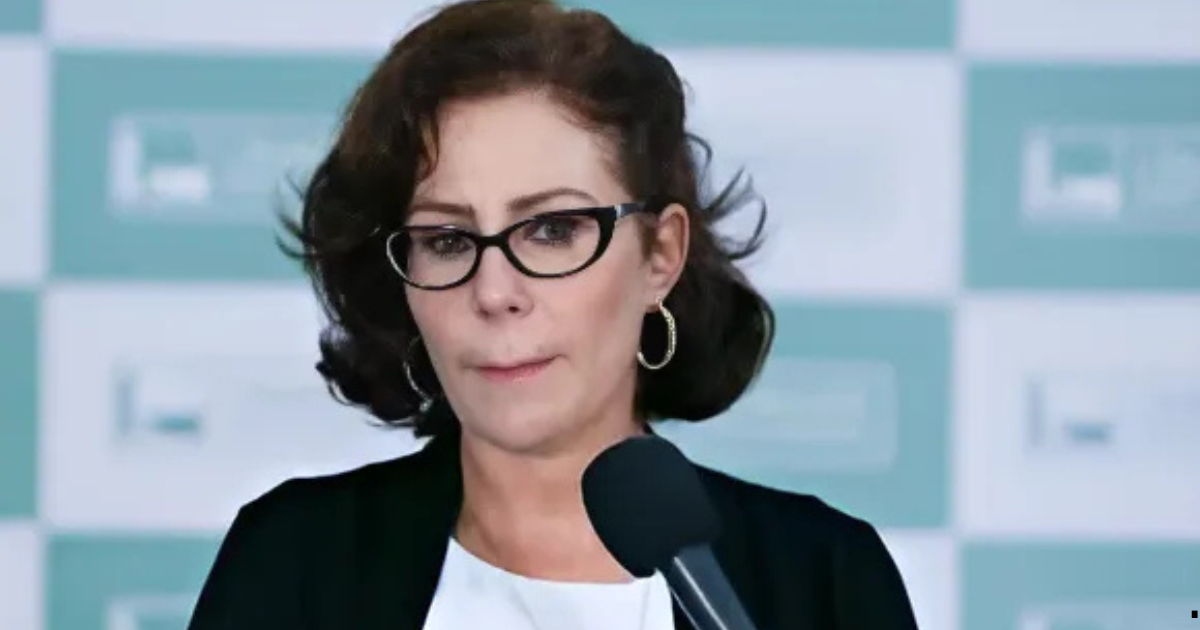 Carla Zambelli, procurada pela Interpol, gastou R$ 3,8 mil da verba parlamentar em turismo em Bonito com o marido, violando normas da Câmara.