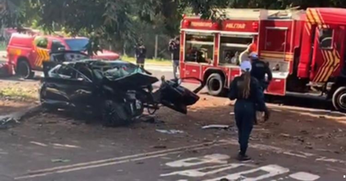 Acidente Campo Grande: motor arrancado voa 10 metros após jovem bater contra árvore na Vila Carlota. Corpo de Bombeiros resgata vítima.