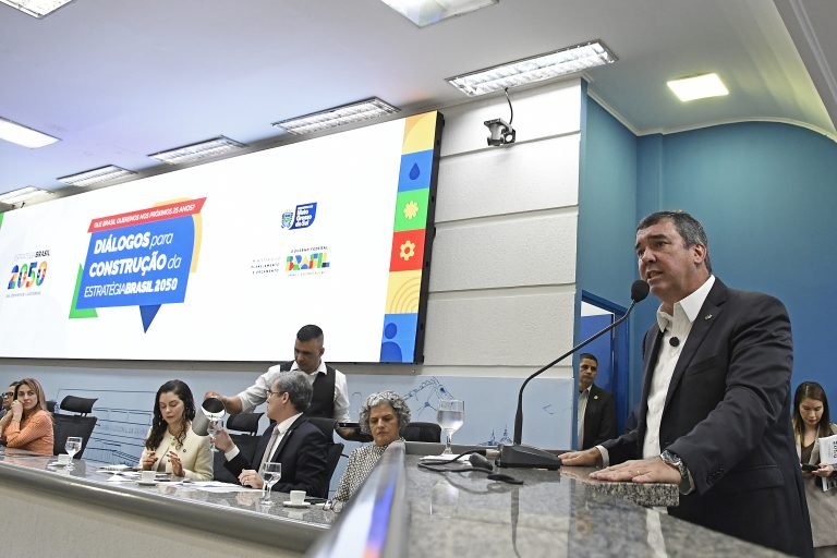 Campo Grande sedia fórum participativo Brasil 2050 com autoridades e sociedade civil para planejar desenvolvimento nacional dos próximos 25 anos.