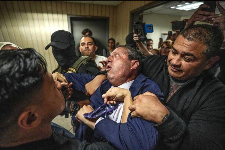 Brad Lander, candidato a prefeito de Nova York, foi preso por agentes do ICE ao tentar impedir detenção de imigrante em tribunal de Manhattan.