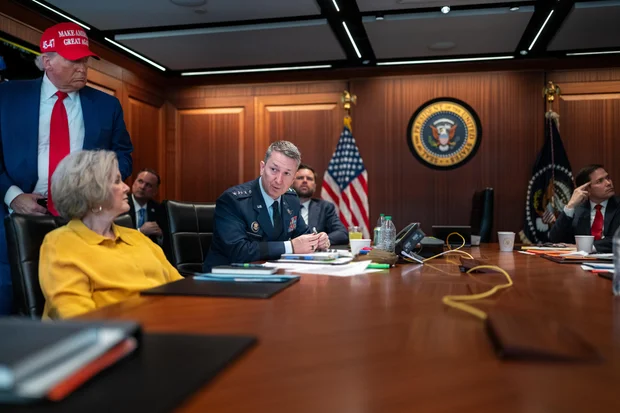 Trump bombardeia instalações nucleares do Irã causando crise global. Congresso pede impeachment. Petróleo pode chegar a US$ 130. Análise completa.