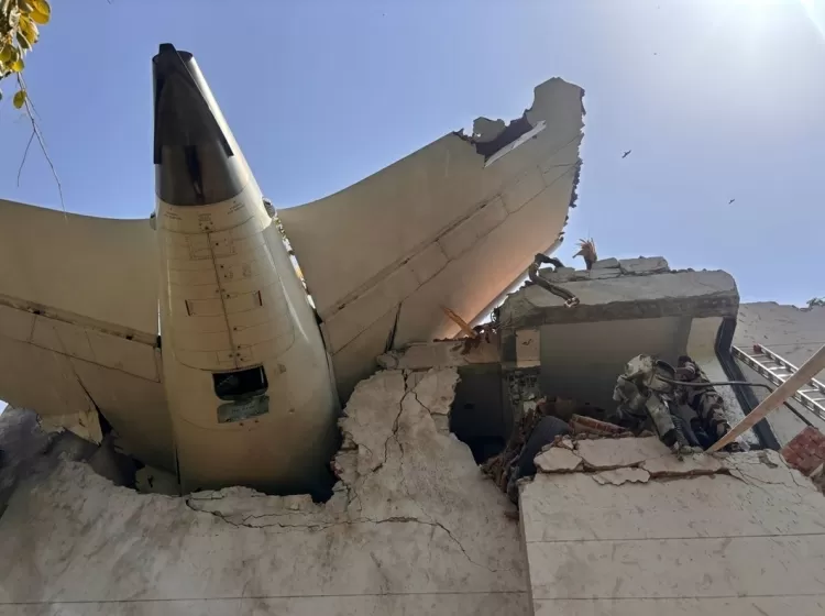 imagem-publicada-pela-forca-central-de-seguranca-industrial-da-india-mostra-aviao-apos-atingir-predio-em-acidente-1749727194699_v2_750x1.jpg Avião Cai Índia: 242 a Bordo, Voo para Londres, Pelo Menos 30 Mortos