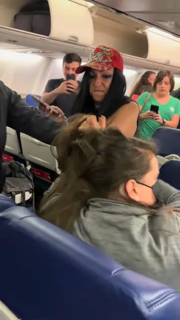 Americana Leanna Perry agrediu brasileira em voo da Southwest Airlines e foi presa por lesão corporal no aeroporto LaGuardia, Nova York.