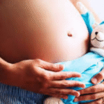 MS registra 25 meninas de até 14 anos virando mães por mês. Dados expõem falhas nas políticas de prevenção e impacto devastador da maternidade precoce.
