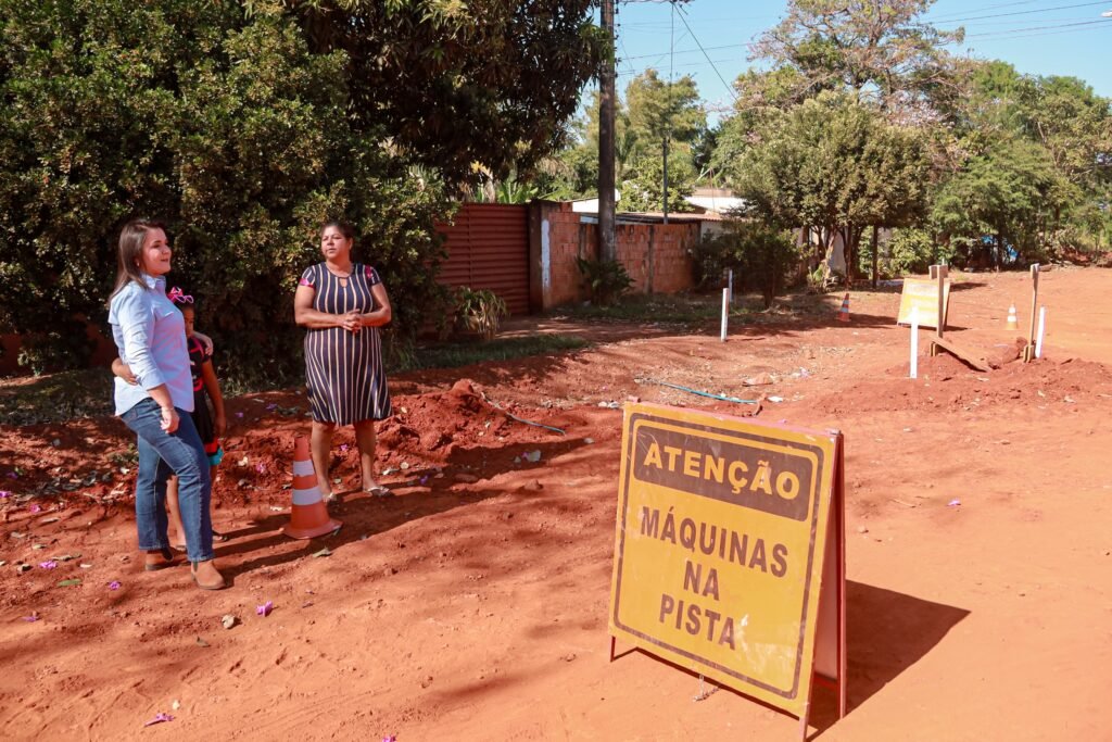Vila Romana recebe obras de R$ 9 mi após 20 anos. Drenagem e pavimentação transformarão 15 ruas com tecnologia paver e asfalto CBUQ em Campo Grande.