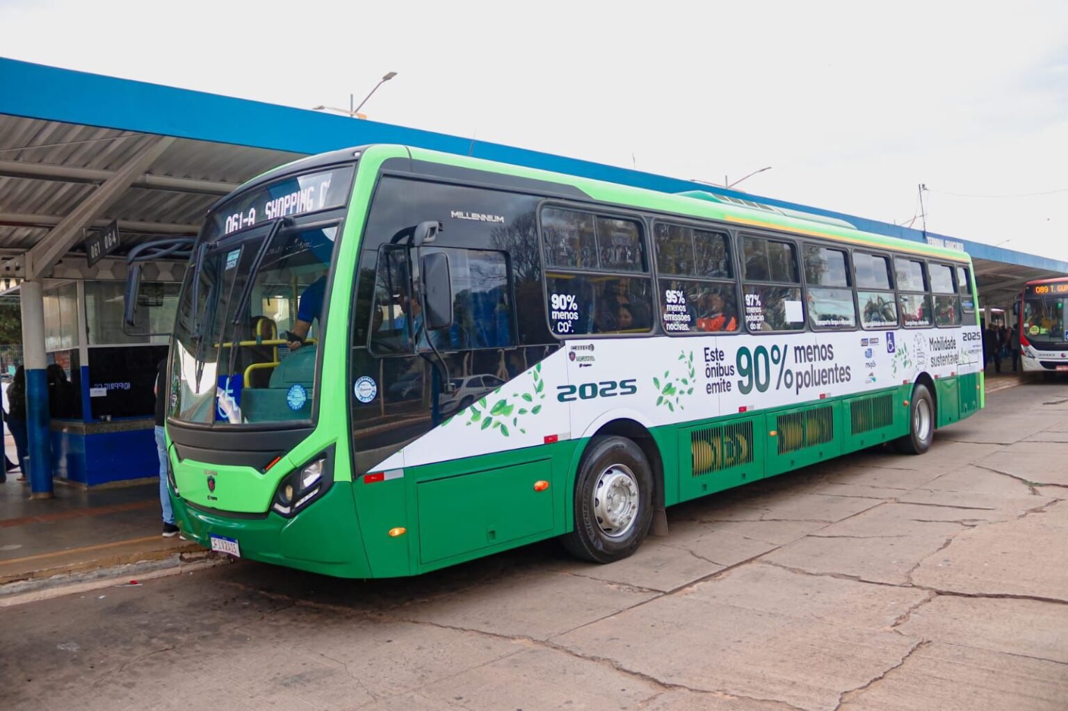 Campo Grande testa ônibus a gás natural com ar-condicionado. Prefeitura avalia alternativa sustentável em parceria com governo e setor privado.