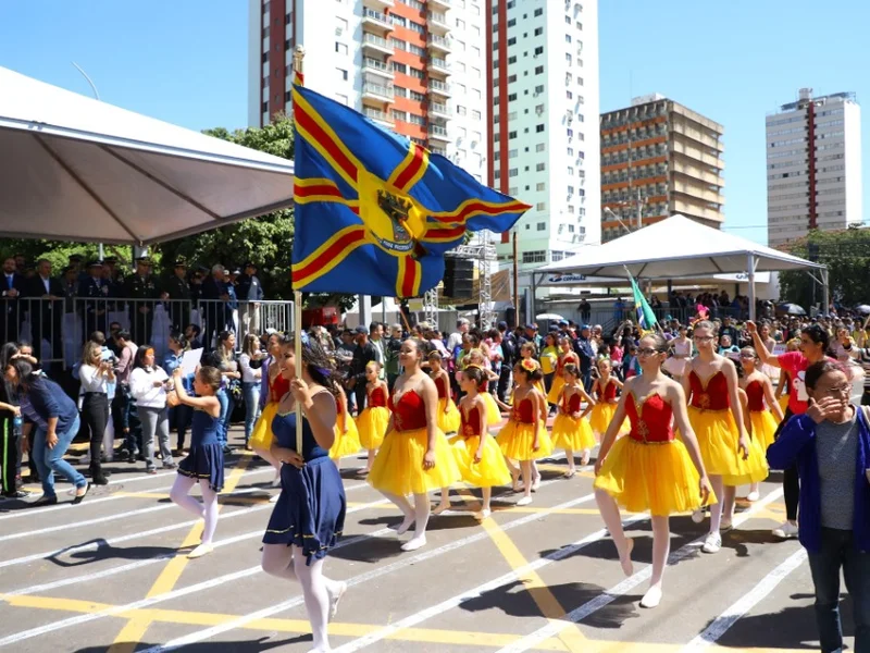 Desfile de 126 anos de Campo Grande interdita centro das 5h30 às 16h. Veja rotas alternativas, horários críticos e melhores estratégias de trânsito.