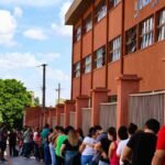 Concursos em MS oferecem 279 vagas com salários até R$ 23,5 mil. Cargo municipal do interior lidera remuneração. Veja editais e prazos de inscrição.