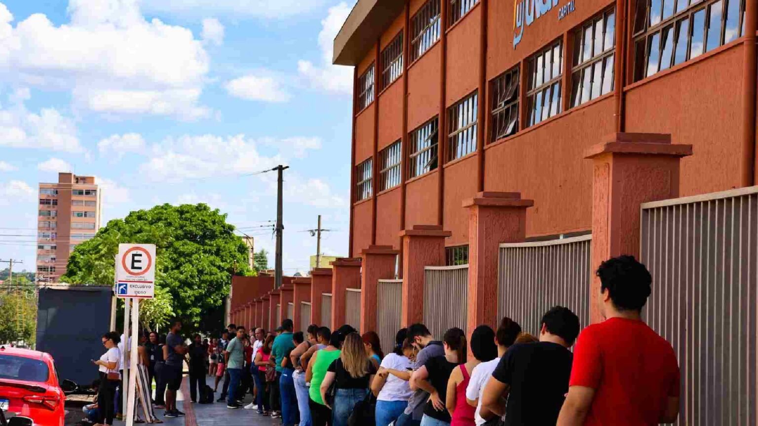 Concursos em MS oferecem 279 vagas com salários até R$ 23,5 mil. Cargo municipal do interior lidera remuneração. Veja editais e prazos de inscrição.