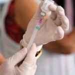 H3N2 mata duas pessoas em MS desde janeiro de 2026. Cepa mais agressiva pode causar pneumonia; vacina disponível na rede pública. Saiba sintomas e prevenção.