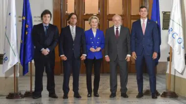 Mercosul e UE assinam acordo histórico em 17 de janeiro. Tratado cria maior zona de livre comércio do mundo, elimina tarifas e impõe salvaguardas ao agro.